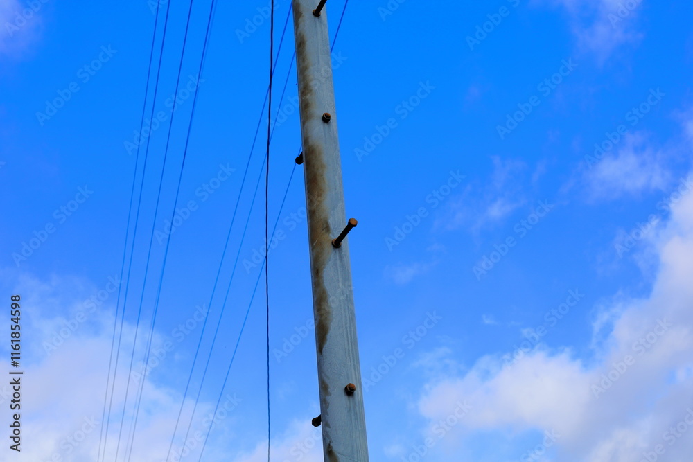Obraz premium 岐阜県池田町の電柱と青空