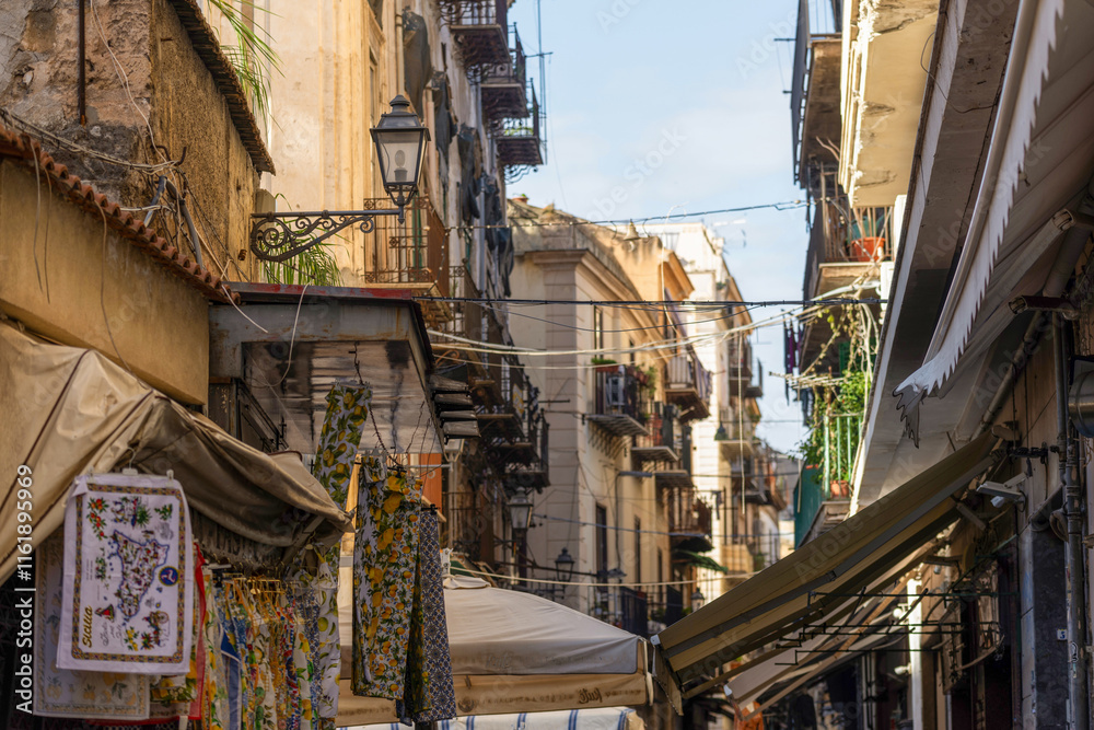 Obraz premium Magasins de tissus dans le centre ville de Palerme