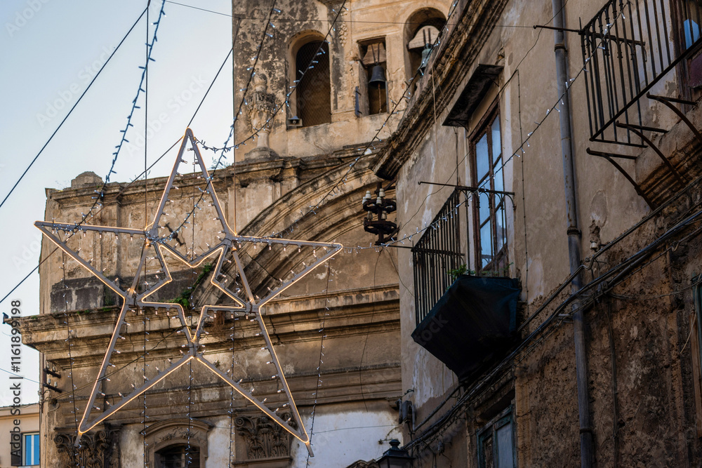 Obraz premium Décorations de Noël dans le centre ville de Palerme