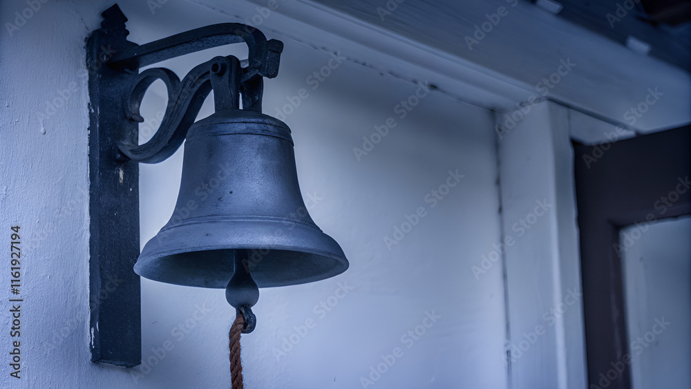 Obraz premium School bell hanging in vintage hallway