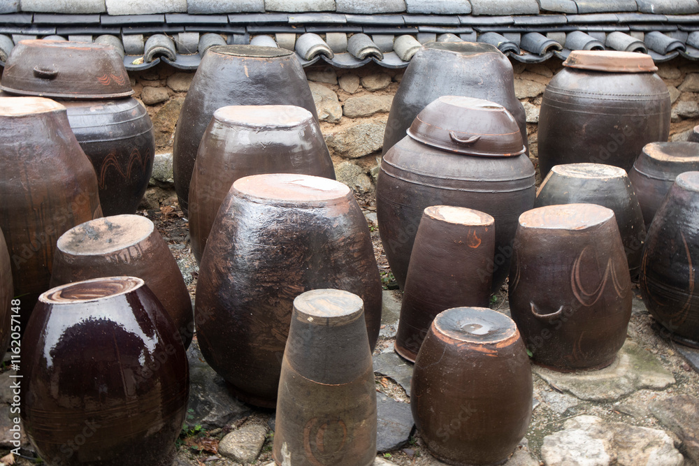 These are jars used to store Korean seasonings such as soy sauce and doenjang.한국의 양념인 간장과 된장을 보관하는 항아리들입니다. These are jars used to store Korean seasonings such as soy sauce and doenjang.한국의 양념인 간장과 된장을 보관하는 항아리들입니다.