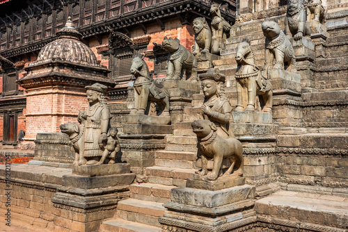 Fotografia A beautiful stone sculptures on the medieval Siddhi Vatsala Temple staircase