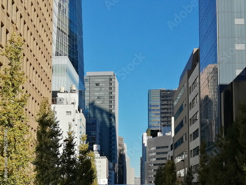 虎ノ門ヒルズから神谷町にかけての通りで見れる高層ビルが並び青空た見える風景