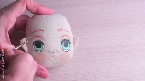 The master draws a doll's face