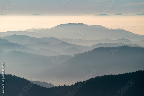 Bild auf Leinwand Aussicht über den Nordwarzwald beim Lotharpfad bei Inversion