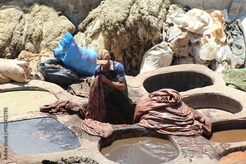 Peau et vase en pierre de la tannerie de Fès, Maroc photo