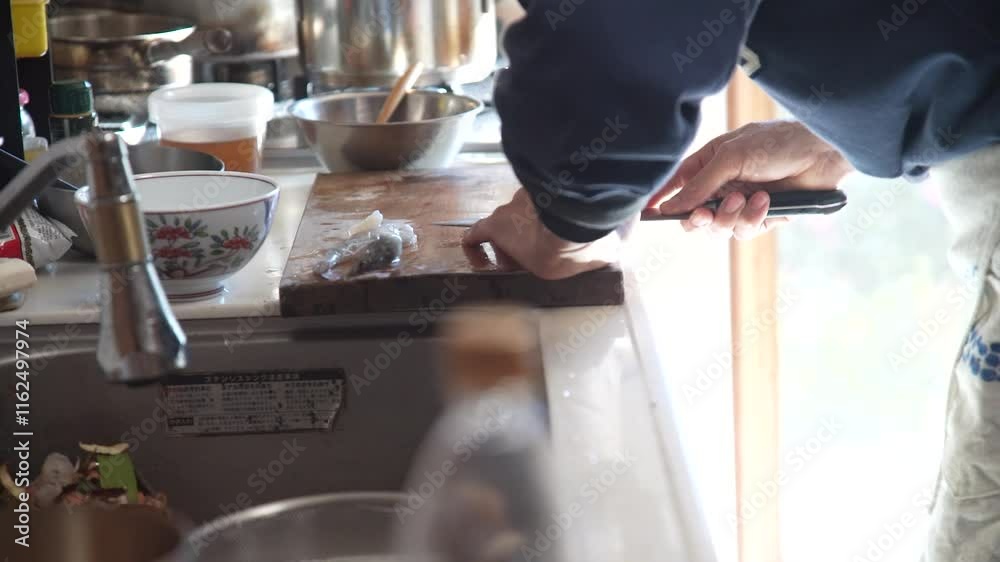 料理する男性