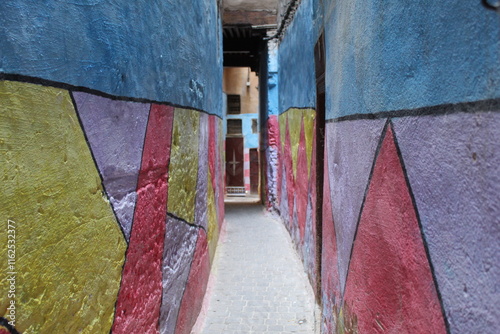 Ruelle colorée de la médina de Fes au Maroc avec peinture sur les murs photo