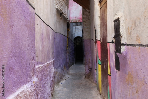 Ruelle colorée de la médina de Fes au Maroc avec peinture sur les murs photo