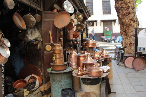 Boutique d'ustensiles de cuisine en cuivre traditionnel au Maroc à Fes photo