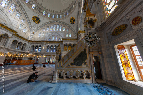 Obraz na płótnie A beautiful view of the Nuruosmaniye Camii, the mosque near the Grand Bazaar in Istanbul, Turkey w salonie