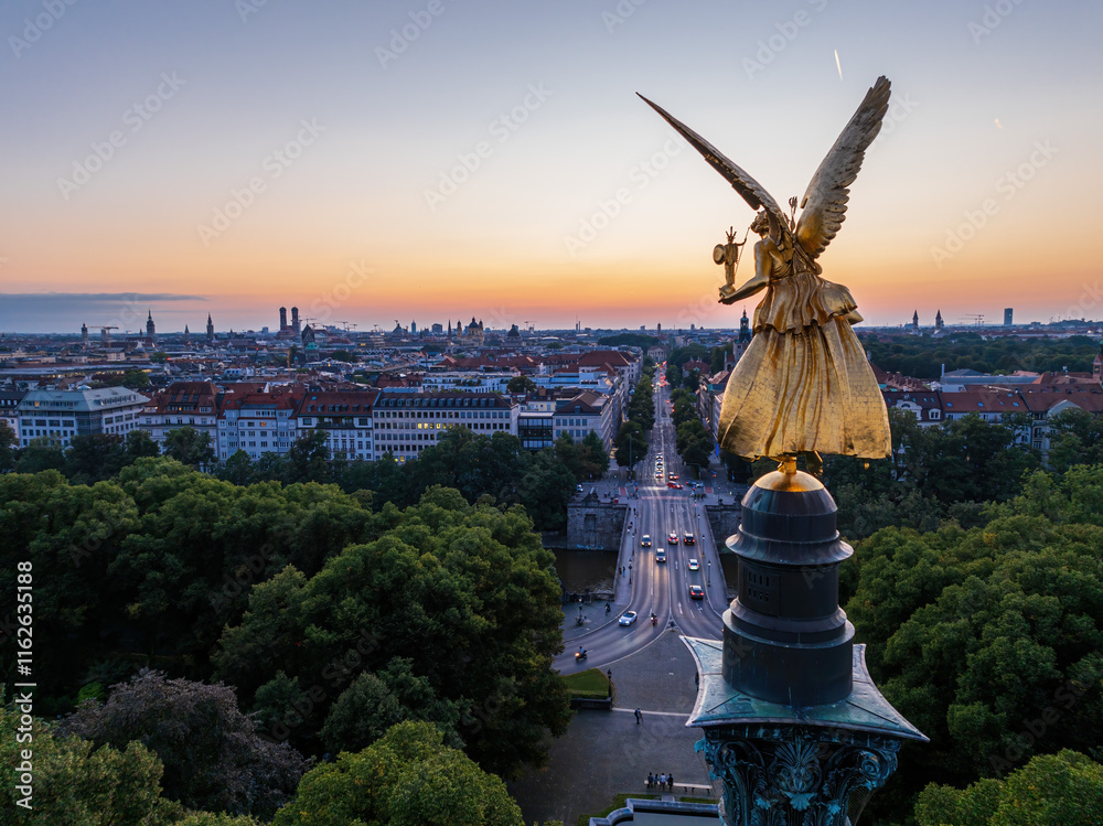 Obraz premium Friedensengel overlooking a beautiful sunset sky on Prinzregentenstrasse in Munich, Germany
