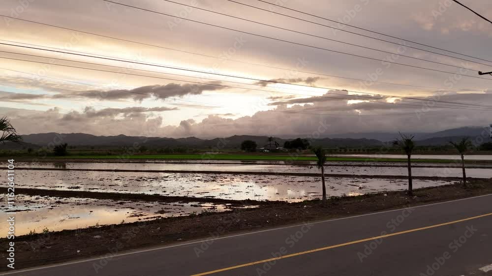 Terreno Agrícola Bajo un Hermoso Atardecer