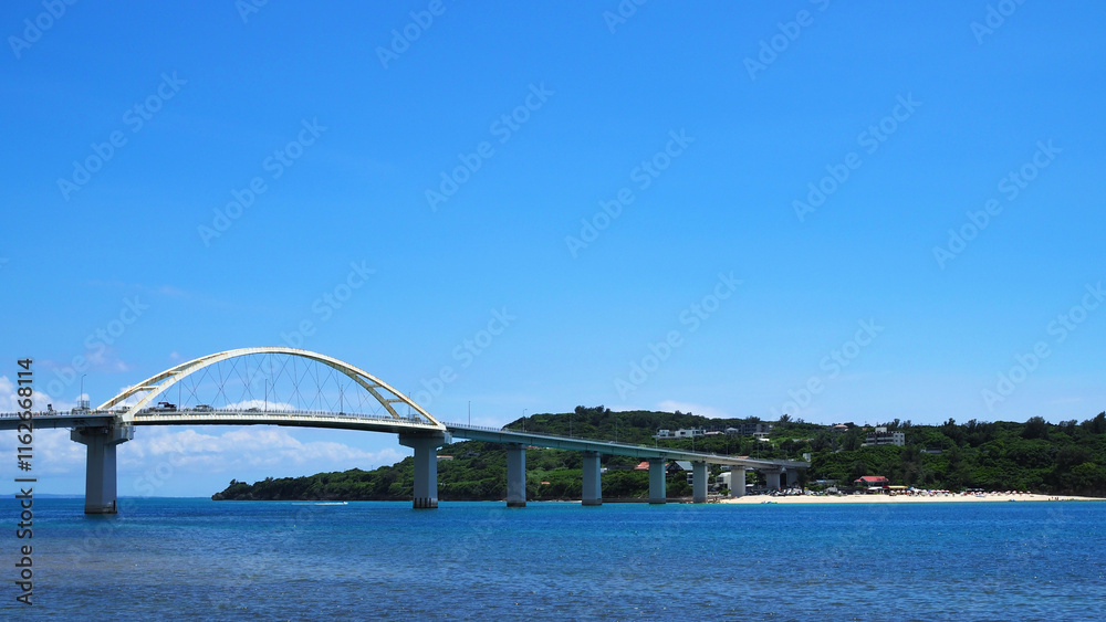 Obraz premium 沖縄県本部町 瀬底大橋 絶景の海