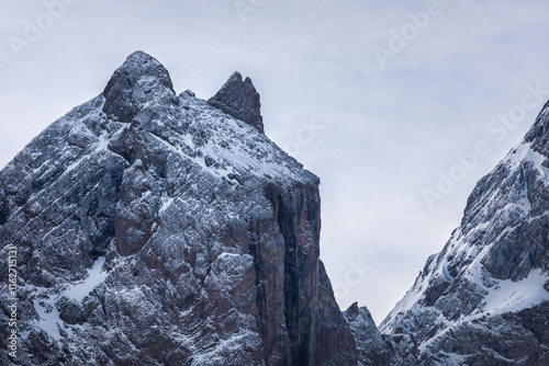 Foto Aiguilles d'arves covered by snow; impressive mountain face in the French alps