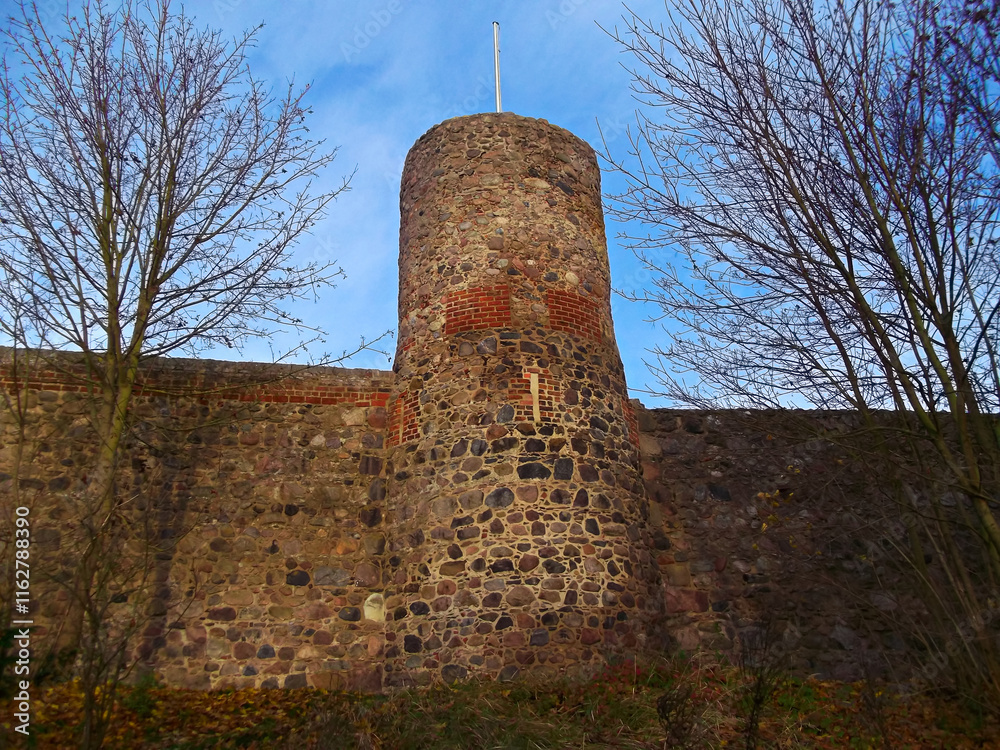 Historische Stadtmauer mit Eulenturm aus dem 13.Jahrhunder