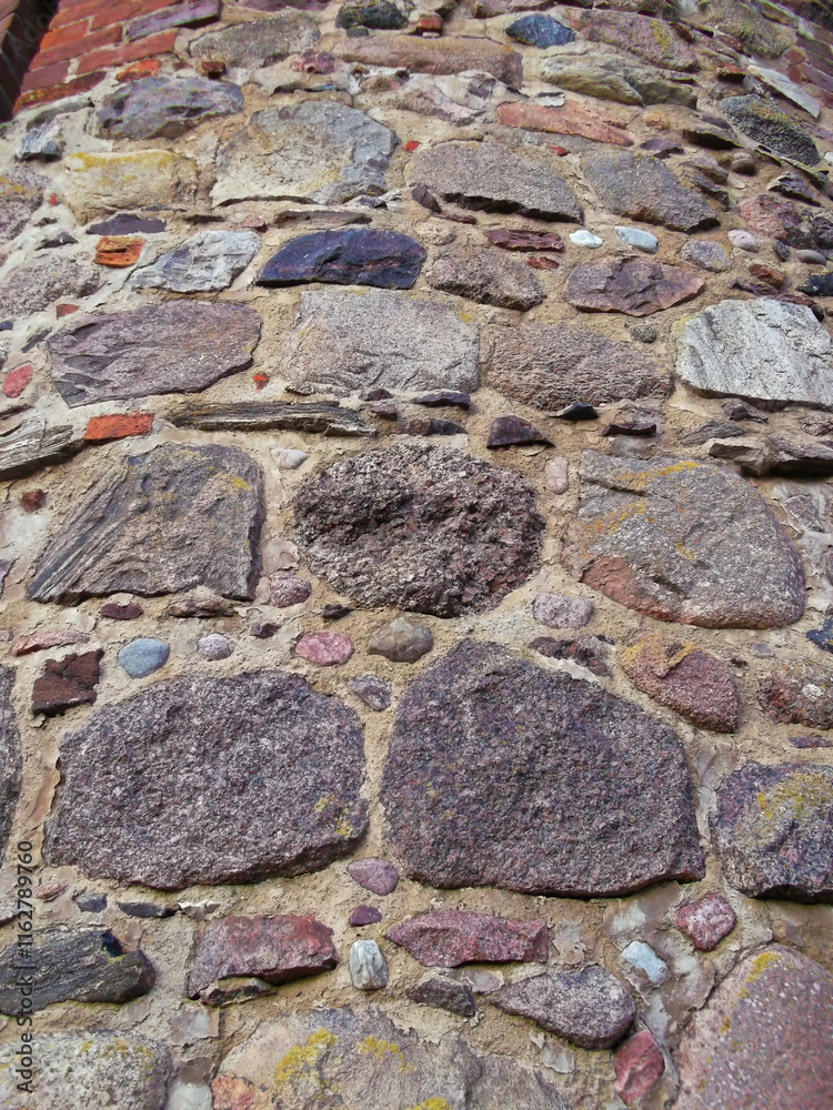 Feldsteine in einer historische Stadtmauer aus dem 13. Jahrhundert