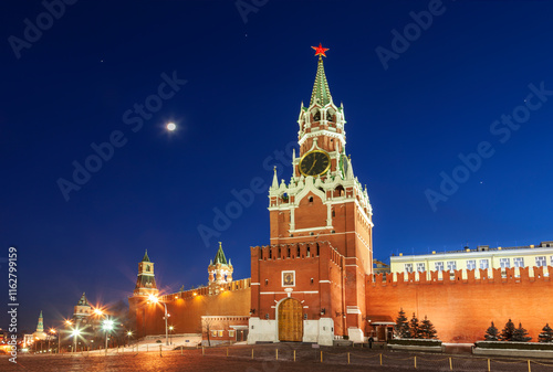 Obraz na płótnie The Kremlin with the Spasskaya Tower on Red Square on a winter moonlit night. Moscow, Russia w salonie