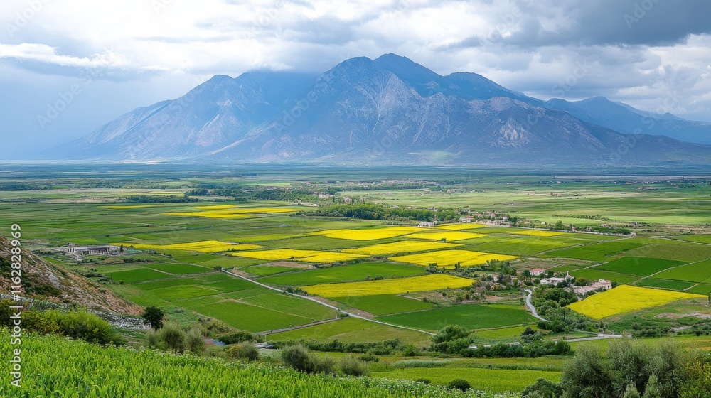 Obraz premium Scenic Mountain Ranges with Green Valley Landscape