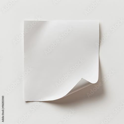 Maquete de papel em branco levemente amassado e com borda dobrada, fundo branco