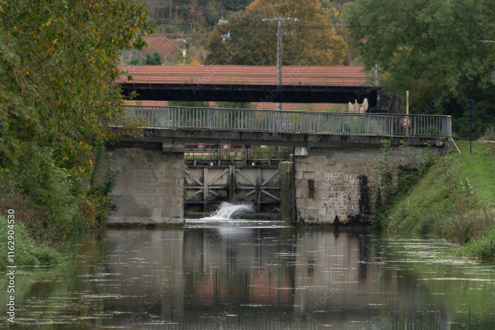 Fototapeta premium Schleuse mit Brücke