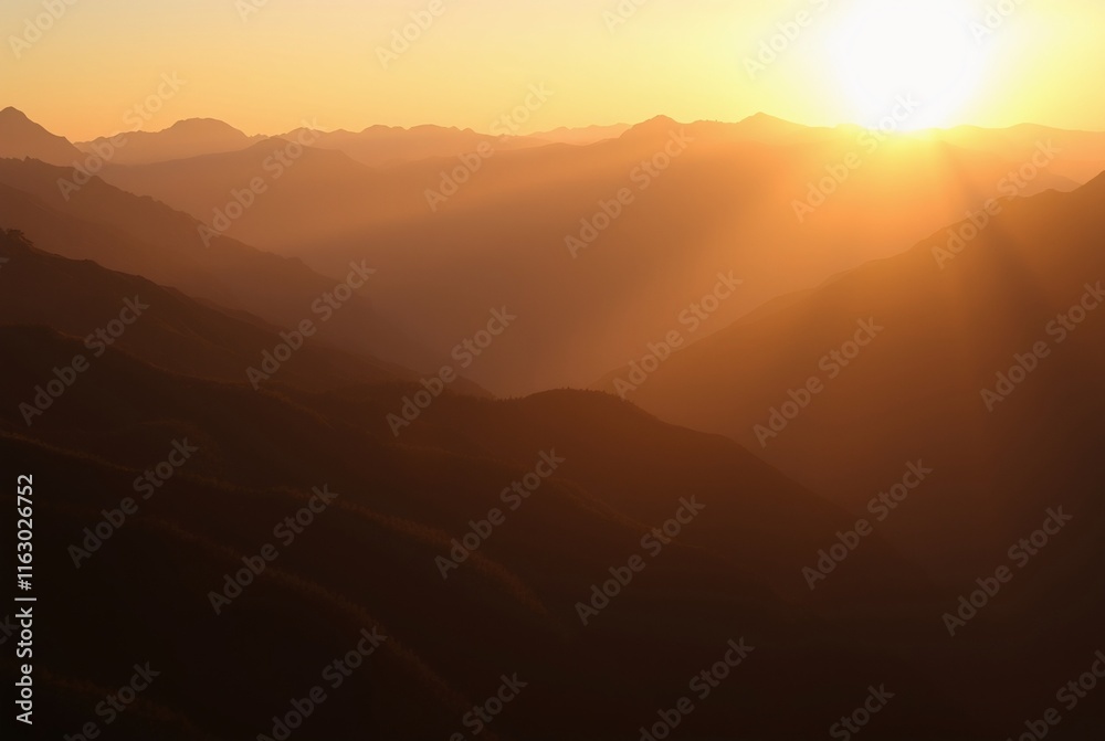 Obraz premium Golden Sunset Over Majestic Mountain Range