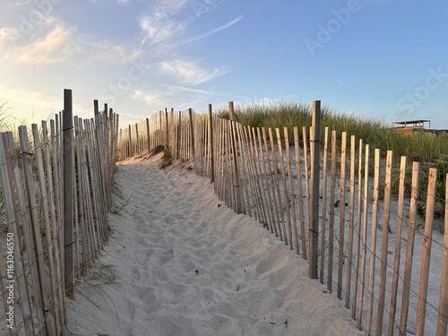 Fotografía Beach sunset walk with fence in Southampton NY