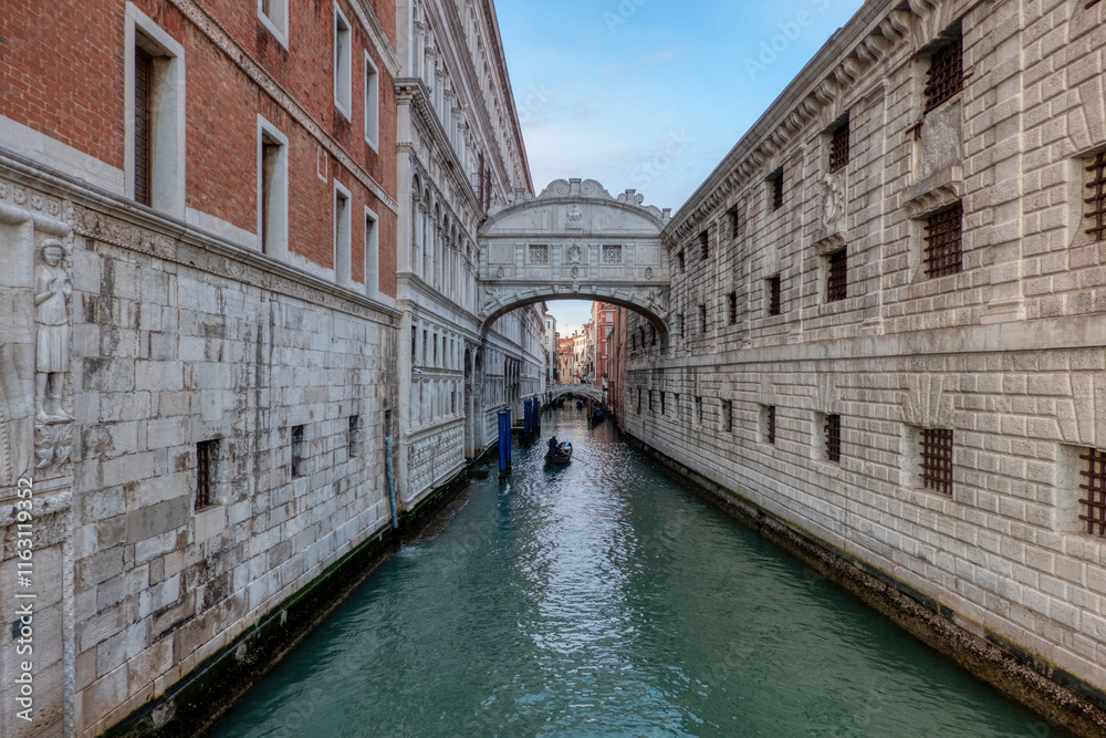 Obraz premium Gondolas sailing under the Ponte de Canonica, in Venice, Italy.