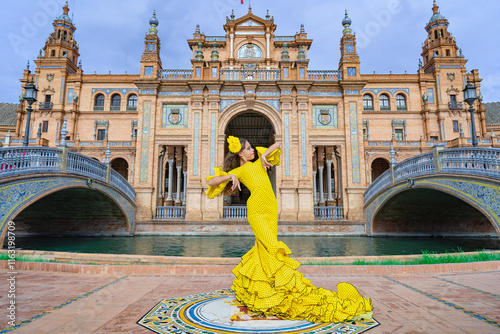 Niña tradicional española bailando flamenco en la ciudad de Sevilla, Andalucía, España, Europa.