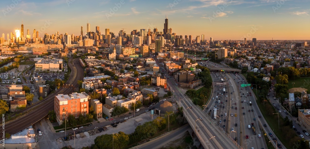 Obraz premium Chicago cityscape at sunset, showing the city's diverse architecture and busy highway traffic. Urban sprawl and transportation infrastructure. Goose Island, Chicago, Illinois, United States