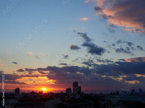 鮮やかな夕日の風景と名古屋市の街並みの様子 photo