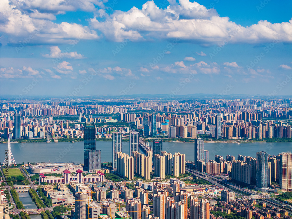 Obraz premium Blue sky and white clouds city skyline aerial photography