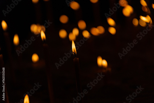 Obraz na płótnie Candles in St. Stephen's Cathedral in Vienna w salonie
