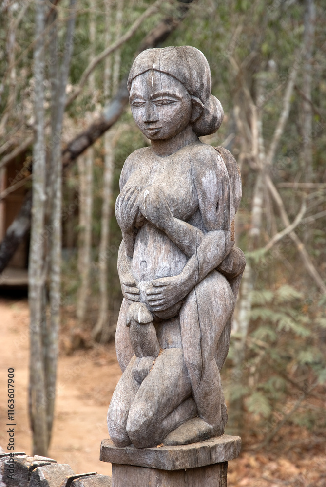 statue de la fertilité croyance religieuse malgache, Parc National de Kirindy, Madagascar statue de la fertilité croyance religieuse malgache, Parc National de Kirindy, Madagascar