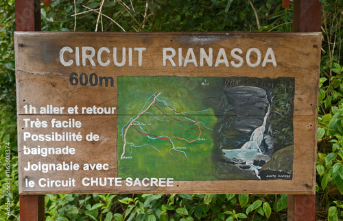 cascade, riviere, forêt primaire tropicale, Parc National Andasibé Mantadia, Madagascar photo