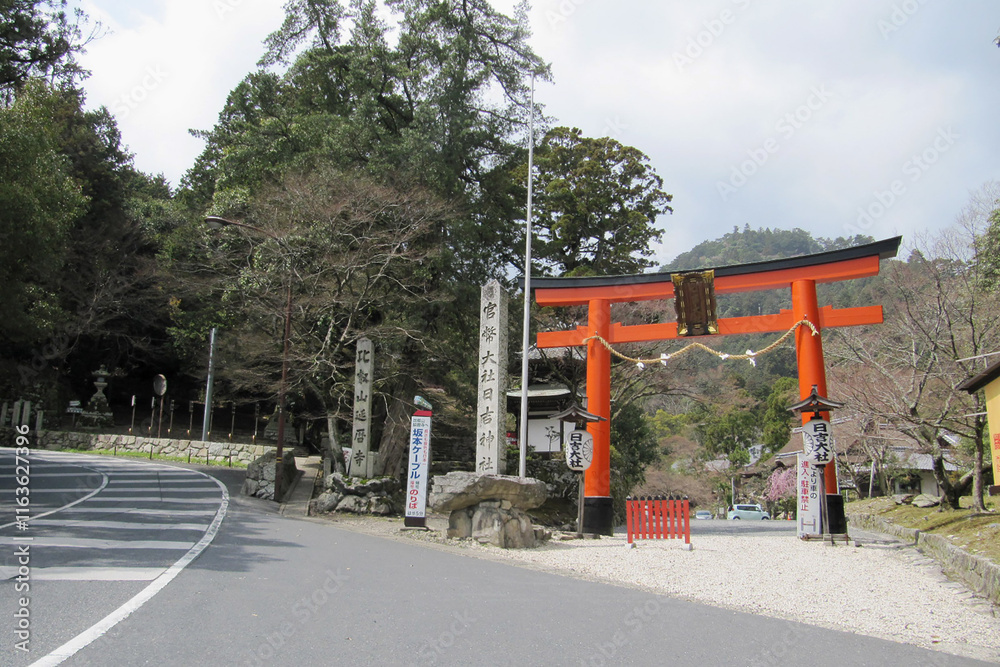 日本:比叡山登山口の横にある日吉大社の赤鳥居【国指定史跡】滋賀県大津市 日本:比叡山登山口の横にある日吉大社の赤鳥居【国指定史跡】滋賀県大津市
