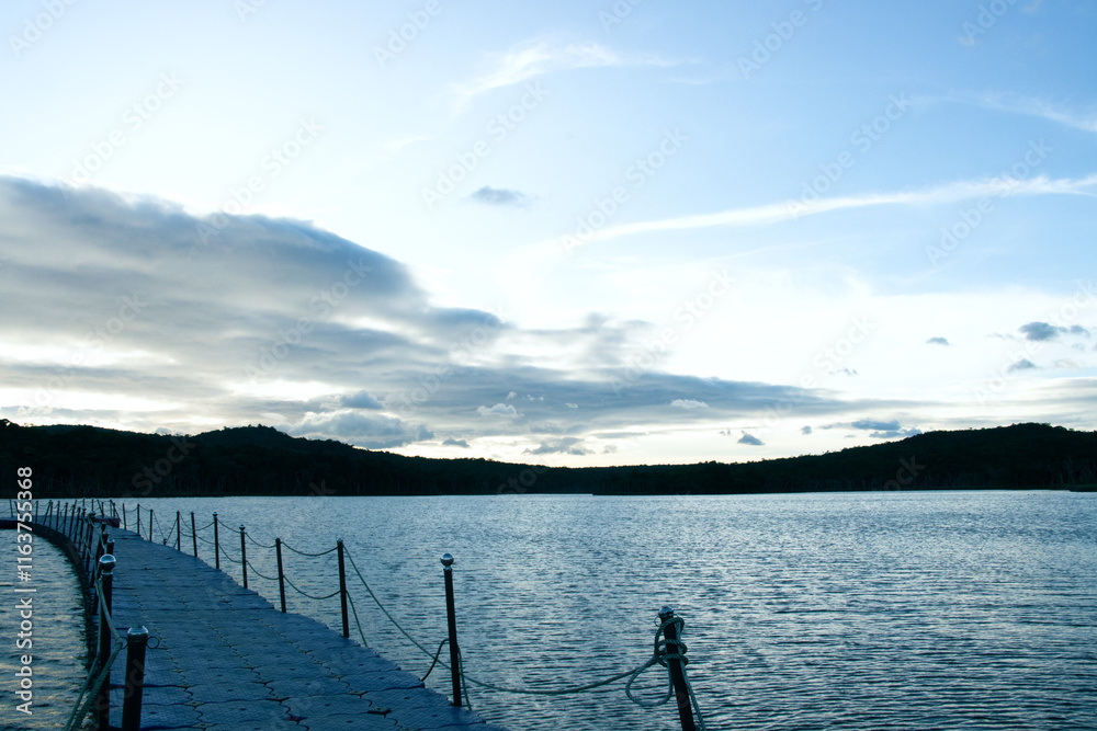 Obraz premium View of the sun setting over the lake