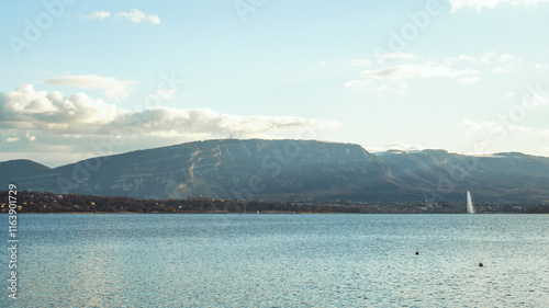 vue sur le lac de Genève depuis la plage du Saugy, Genthod photo