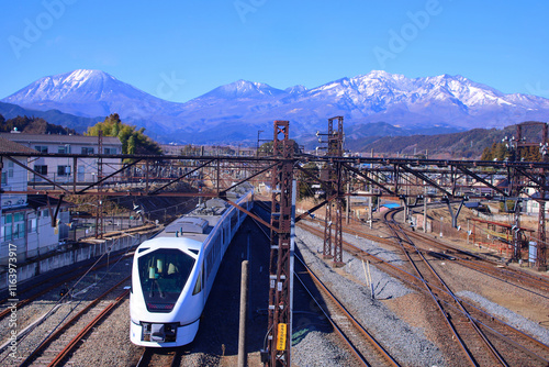 Obraz na płótnie 日光市 東武日光駅へ向かうスペーシアX w salonie