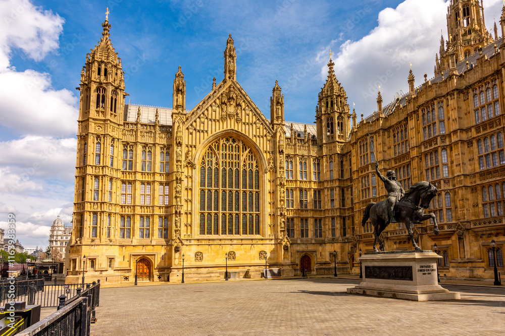 Obraz premium Richard Coeur de Lion statue at Houses of Parliament, London, UK