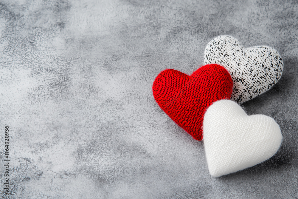 Fototapeta premium Red and white decorative hearts on gray background 