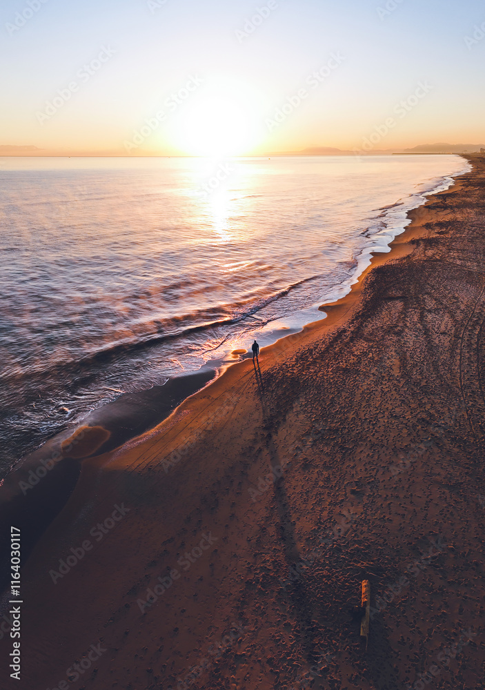 Bonito amanecer en una playa mediterránea. Imagen aérea tomada con drone.
