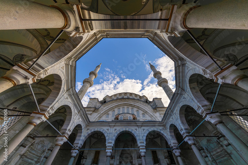 Obraz na płótnie A beautiful view of the Nuruosmaniye Camii, the mosque near the Grand Bazaar in Istanbul, Turkey w salonie