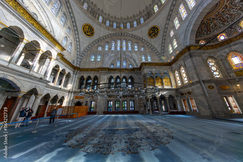 Obraz na płótnie A beautiful view of the Nuruosmaniye Camii, the mosque near the Grand Bazaar in Istanbul, Turkey w salonie