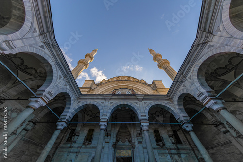 Obraz na płótnie A beautiful view of the Nuruosmaniye Camii, the mosque near the Grand Bazaar in Istanbul, Turkey w salonie