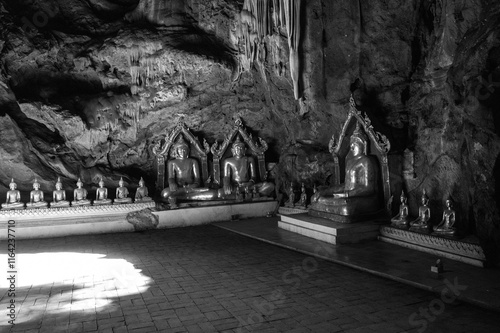 Obraz na płótnie Statue of Buddha in Buddhism Cave in Thum Khao Luang in Phetchaburi Province, Thailand w salonie