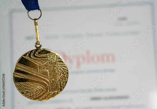 Obraz na płótnie złoty medal za zdobycie pierwszego miejsca w tle dyplom w salonie