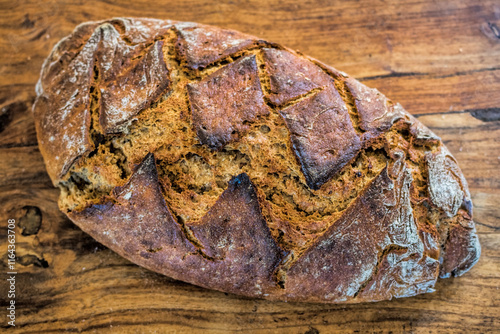 Obraz na płótnie ein Kartoffelbrot auf einem rustikalen holztisch w salonie