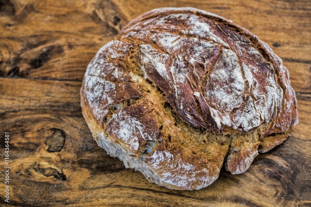 safranbrot auf einem rustikalen holztisch