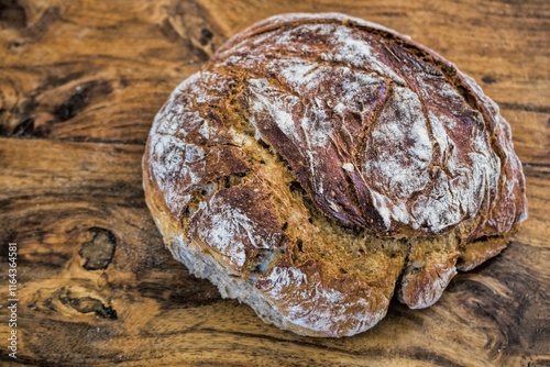 Obraz na płótnie safranbrot auf einem rustikalen holztisch w salonie